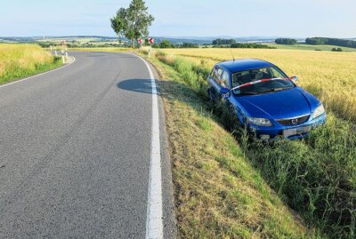 Unfall in Hartenstein: PKW kommt in Kurve von Fahrbahn ab - Am Dienstagabend kam ein PKW kurz vor dem Ortseingang Zschocken aus Richtung Thierfeld auf der S255 von der Fahrbahn ab. Foto: Niko Mutschmann