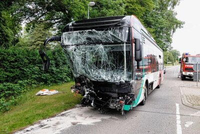 Unfall in Hartmannsdorf: PKW kracht in Linienbus - Vier Verletzte - In Hartmannsdorf ereignete sich ein Unfall zwischen zwei PKW und einem Linienbus. Foto: Harry Härtel