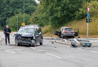 Unfall in Hartmannsdorf: PKW kracht in Linienbus - Vier Verletzte - In Hartmannsdorf ereignete sich ein Unfall zwischen zwei PKW und einem Linienbus. Foto: Harry Härtel
