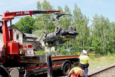 Unfall in Hartmannsdorf: PKW überschlägt sich an Bahngleisen - In Hartmannsdorf kam es zu einem schweren Unfall auf den Zuggleisen. Foto: Harry Härtel