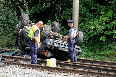 Unfall in Hartmannsdorf: PKW überschlägt sich an Bahngleisen - In Hartmannsdorf kam es zu einem schweren Unfall auf den Zuggleisen. Foto: Harry Härtel