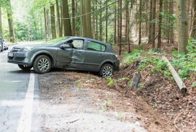Unfall in Hirschfeld: Auto kippt zur Seite - Opal kommt von Straße ab und fällt auf die Seite. Foto Marcel Schlenkrich
