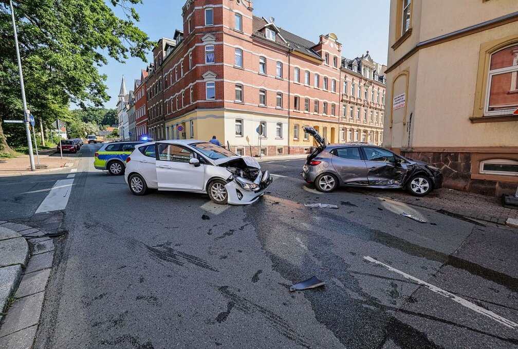 Unfall in Hohenstein-Ernstthal: Fahrerin schwer verletzt - Auf der Kreuzung Zeißigstraße - Conrad-Clauß-Straße in Hohenstein-Ernstthal kam es am Mittwoch zu einem Verkehrsunfall. Foto: Andreas Kretschel
