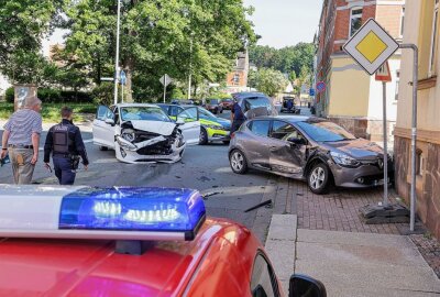 Unfall in Hohenstein-Ernstthal: Fahrerin schwer verletzt - Auf der Kreuzung Zeißigstraße - Conrad-Clauß-Straße in Hohenstein-Ernstthal kam es am Mittwoch zu einem Verkehrsunfall. Foto: Andreas Kretschel