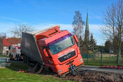 Unfall in Mittelsachsen: LKW kippt auf Dorfstraße in den Graben - LKW kippt in Seitengraben. Foto: EHL Media