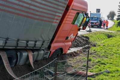 Unfall in Mittelsachsen: LKW kippt auf Dorfstraße in den Graben - Bergungsarbeiten gestalten sich schwierig. Foto: EHL Media
