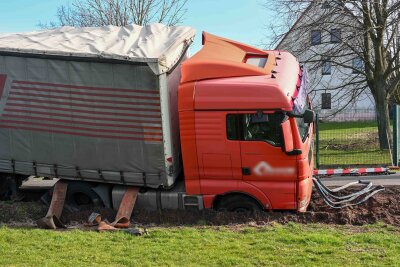 Unfall in Mittelsachsen: LKW kippt auf Dorfstraße in den Graben - Bergungsarbeiten gestalten sich schwierig. Foto: EHL Media