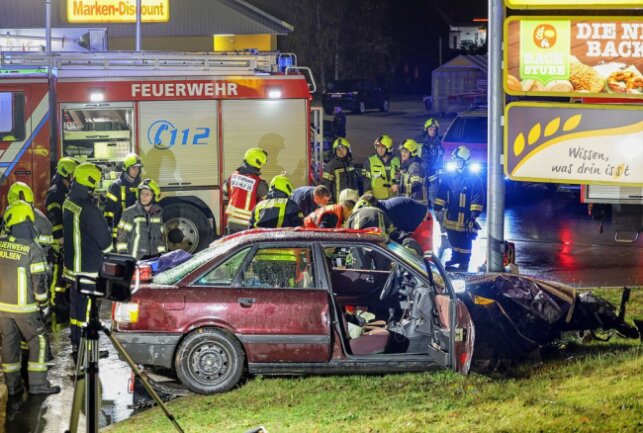 Unfall in Mülsen: Mann in Auto eingeklemmt - In Mülsen prallte am Donnerstagabend ein PKW gegen eine Werbetafel. Foto: Andreas Kretschel