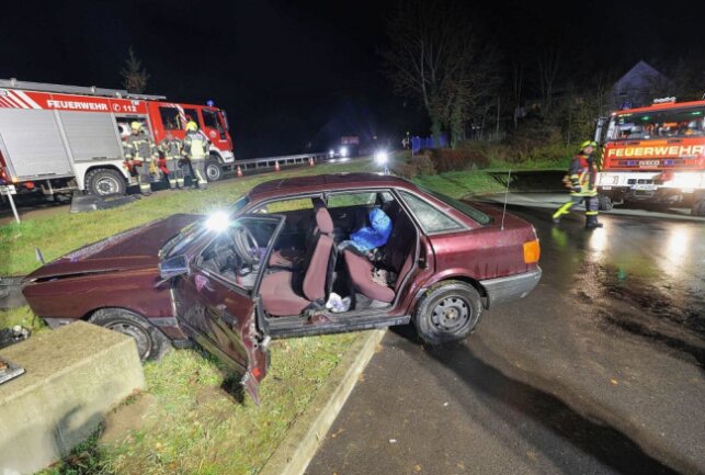 Unfall in Mülsen: Mann in Auto eingeklemmt - In Mülsen prallte am Donnerstagabend ein PKW gegen eine Werbetafel. Foto: Andreas Kretschel