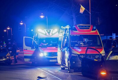 Unfall in Oberlungwitz: Feuerwehr muss Frau aus PKW befreien - Auf der B173 in Oberlungwitz kam es am Samstagabend zu einem Verkehrsunfall. Foto: Andreas Kretschel