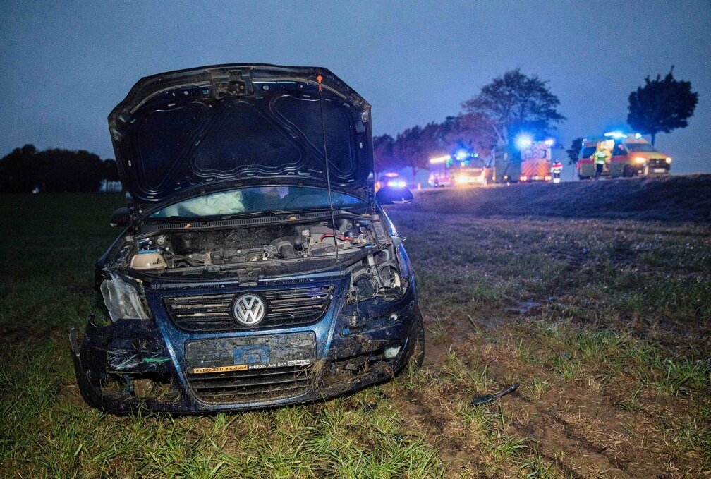 Der 21-Jährige verlor beim Überholvorgang bei nasser Fahrbahn die Kontrolle über seinen Polo und stieß in die Fahrerseite des Hyundai. Beide Fahrzeuge kamen auf einem Feld zum Stehen. Foto: Marcel Schlenkrich
