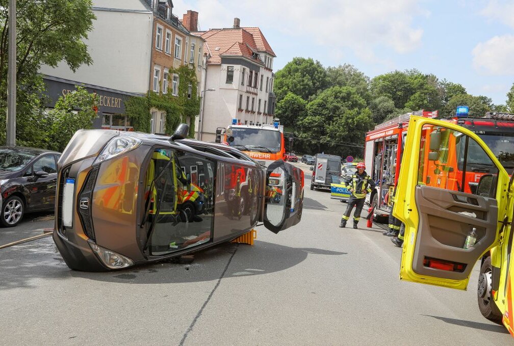 Unfall in Plauen: PKW streift mehrere Autos und kippt um - Auf der Blickelstraße kam es zu einem Verkehrunfall. Foto: Ellen Liebner