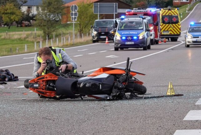 Unfall in Rabenau: Motorradfahrer verstarb noch an Unfallstelle - Am Sonntag kam es in Rabenau zu einem tödlichen Verkehrsunfall. Foto: Roland Halkasch