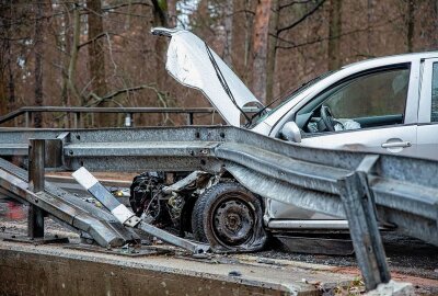 Unfall in Sachsen: Leitplanke verhindert Kollision mit Zug - Am Freitag kam es auf der Ortsverbindungsstraße von Olbersdorf in Richtung Jonsdorf zu einem Unfall. Foto: xcitepress/Thomas Baier
