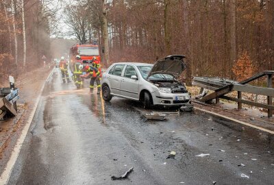 Unfall in Sachsen: Leitplanke verhindert Kollision mit Zug - Am Freitag kam es auf der Ortsverbindungsstraße von Olbersdorf in Richtung Jonsdorf zu einem Unfall. Foto: xcitepress/Thomas Baier