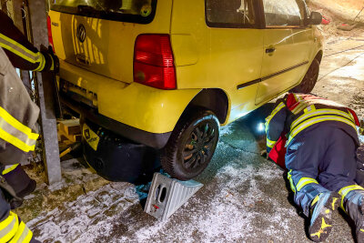Unfall in Schneeberg: Auto hängt auf Mauer fest - Unfall in Schneeberg: Auto hängt auf Mauer fest.