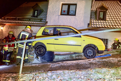 Unfall in Schneeberg: Auto hängt auf Mauer fest - Unfall in Schneeberg: Auto hängt auf Mauer fest.