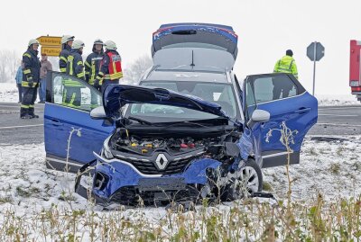Unfall in Schönberg: Zwei Schwerverletzte und 30.000 Euro Sachschaden - Bei Glauchau kam es heute Mittag zu einem schweren Unfall. Foto: Andreas Kretzschel