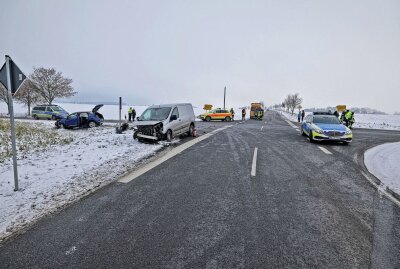 Unfall in Schönberg: Zwei Schwerverletzte und 30.000 Euro Sachschaden - Bei Glauchau kam es heute Mittag zu einem schweren Unfall. Foto: Andreas Kretzschel