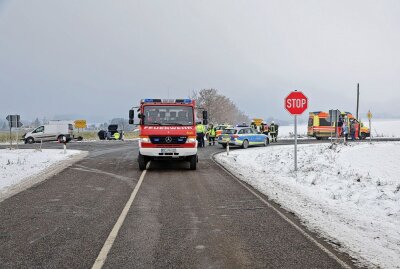 Unfall in Schönberg: Zwei Schwerverletzte und 30.000 Euro Sachschaden - Bei Glauchau kam es heute Mittag zu einem schweren Unfall. Foto: Andreas Kretschel