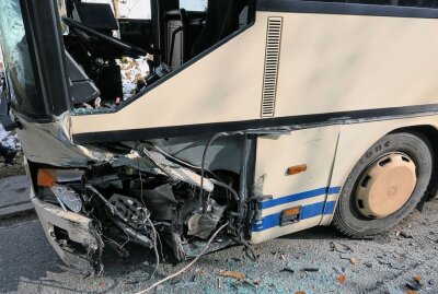 Unfall in Schönheide: PKW rammt Linienbus - Am Sonntagnachmittag kam es zwischen Schönheide und Stützengrün zu einem Verkehrsunfall zwischen einem Pkw VW und einem Linienbus. Foto: Niko Mutschmann