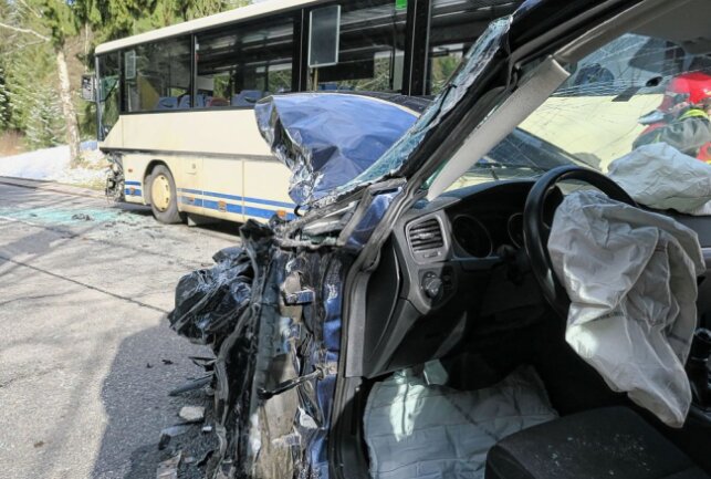 Am Sonntagnachmittag kam es zwischen Schönheide und Stützengrün zu einem Verkehrsunfall zwischen einem Pkw VW und einem Linienbus. Foto: Niko Mutschmann