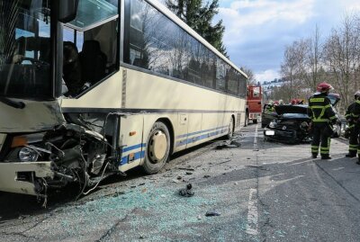 Unfall in Schönheide: PKW rammt Linienbus - Am Sonntagnachmittag kam es zwischen Schönheide und Stützengrün zu einem Verkehrsunfall zwischen einem Pkw VW und einem Linienbus. Foto: Niko Mutschmann