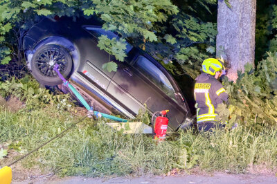 Unfall in Schwarzenberg: PKW kommt von Fahrbahn ab kracht gegen Baum - 