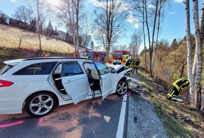 Unfall in Tannenberg: Personen im brennenden PKW - Am Ostersonntag kam es gegen 16.25 Uhr zu einem Unfall zwischen zwei PKW. Foto: André März