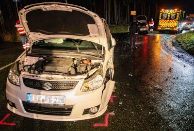 Unfall in Zschorlau: Zusammenstoß zweier PKW - Feuerwehr und Rettungsdienst im Einsatz: Zwei Verletzte nach Verkehrsunfall. Foto: Niko Mutschmann