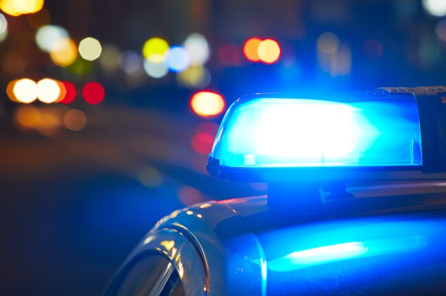 Ein Fußgänger und ein Autofahrer sind am Montagabend in Zwickau zusammengestoßen.
