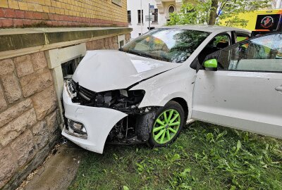 Unfall in Zwickau: Fahrerin verliert Kontrolle über PKW - In Zwickau verlor eine Frau die Kontrolle über ihren Wagen. Foto: Mike Müller