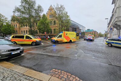 Unfall in Zwickau: Fahrerin verliert Kontrolle über PKW - In Zwickau verlor eine Frau die Kontrolle über ihren Wagen. Foto: Mike Müller