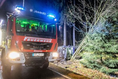 Unfall in Zwönitz: Fahrzeug kommt von Fahrbahn ab und überschlägt sich - Auf der S270 kam es am späten Freitagabend zu einem Unfall, bei dem ein PKW von der Fahrbahn abkam und sich überschlug. Foto: André März