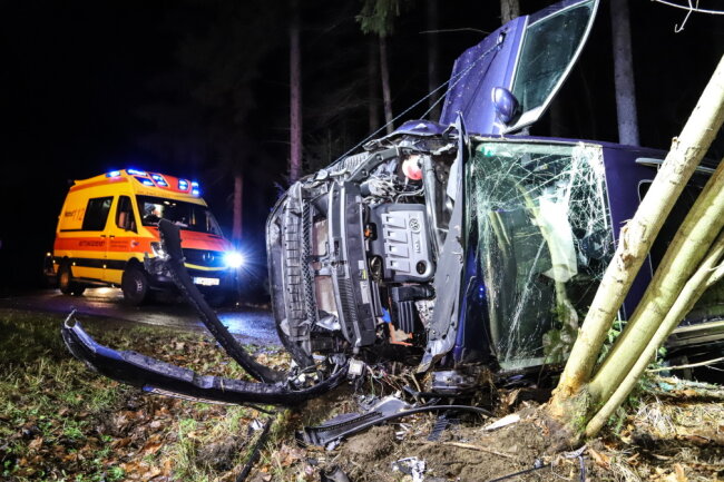 Auf der S270 kam es am späten Freitagabend zu einem Unfall, bei dem ein PKW von der Fahrbahn abkam und sich überschlug. Foto: Niko Mutschmann
