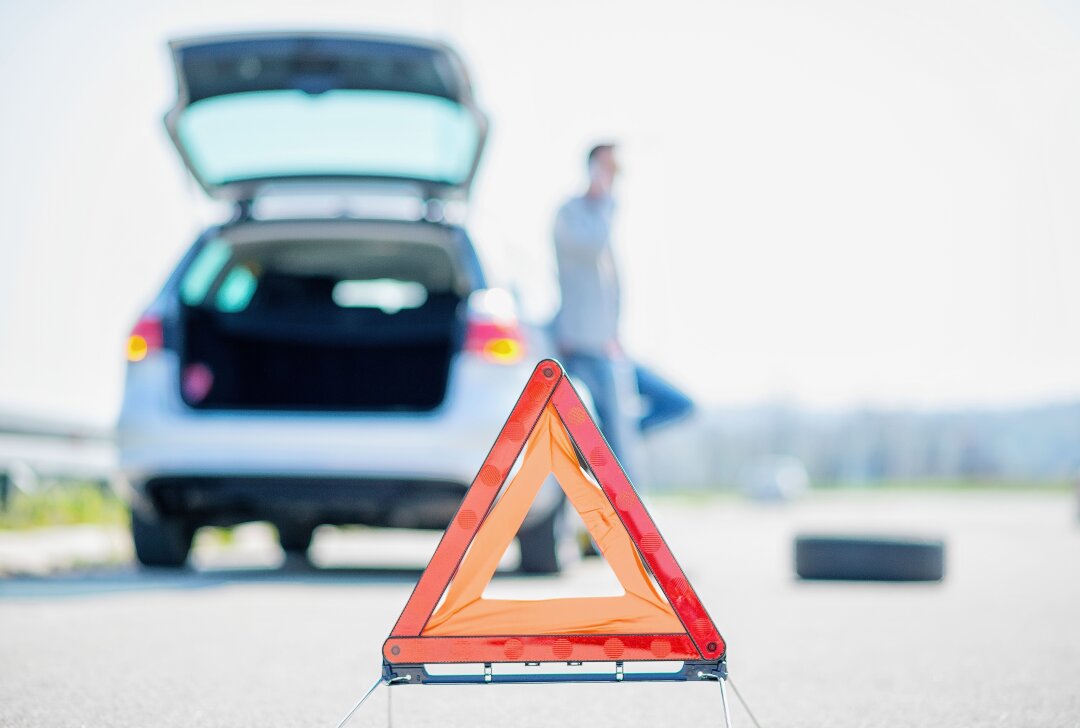 Unfall mit 8.000 Euro Sachschaden: Unfallverursacher begeht Fahrerflucht - Symbolbild. Foto: Getty Images/iStockphoto/Ivanko_Brnjakovic