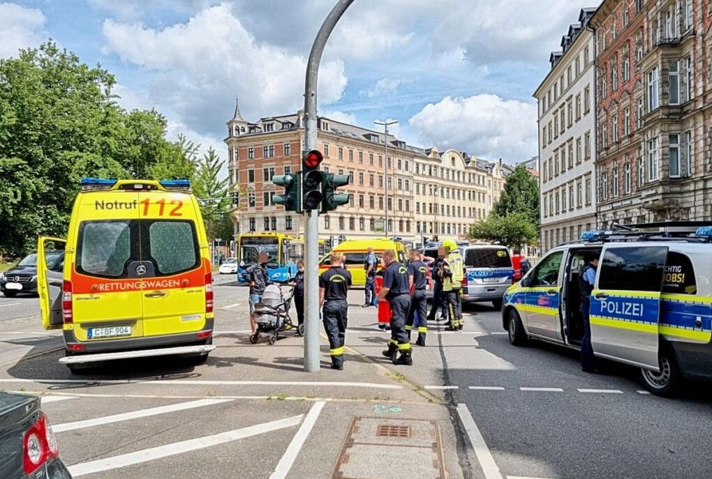 Unfall mit Bus nach verbotenem Wenden: Sieben Personen verletzt - In Chemnitz kam es gegen 10.30 Uhr zu einem Unfall mit sieben Verletzten. Foto: Harry Härtel