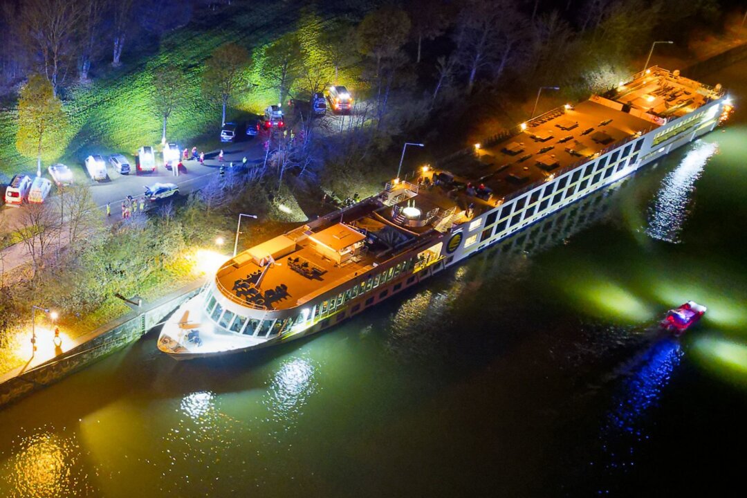 Unfall mit Donau-Kreuzfahrtschiff in Österreich - Ein bulgarisches Kreuzfahrtschiff ist in Aschach an der Donau im Schleusenbereich gegen eine Betonmauer geprallt.
