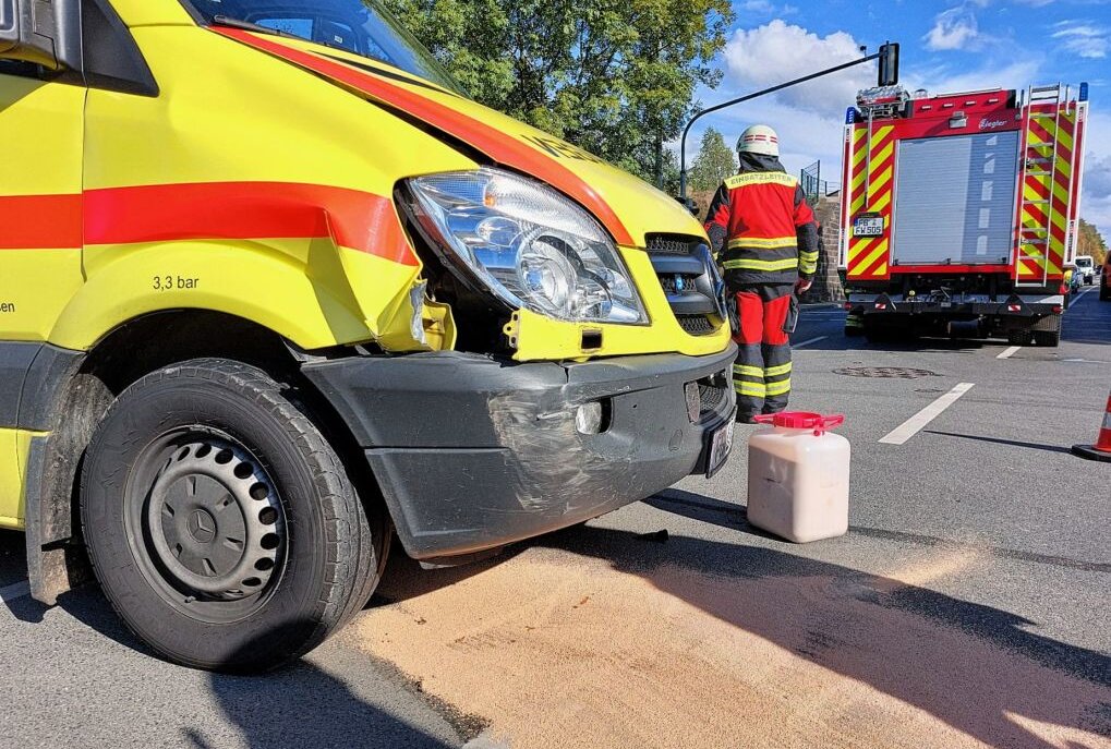 Unfall mit Krankenwagen in Freiberg: Fahrbahn blockiert - Es kam zu einer Beschädigung des Krankenwagens. Foto: Marcel Schlenkrich