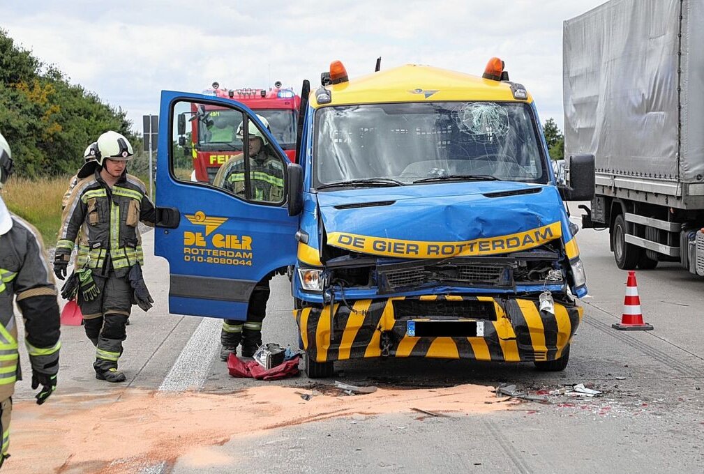 Unfall mit militärischem Panzer: Transportfahrer verletzt - Heute ereignete sich auf der A4 ein Unfall zwischen einem Sanitätspanzer und einem Kleintransporter. Foto: Roland Halkasch