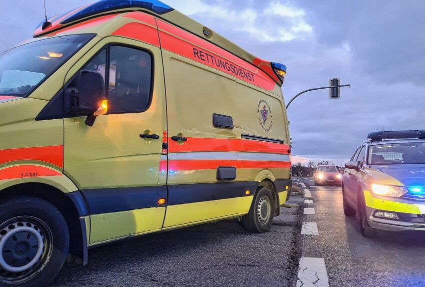 Unfall mit Rettungswagen am Zwickauer VW-Werk - Unfall an der Einfahrt VW Mosel: LKW stößt mit Rettungswagen zusammen. Foto:Mike Müller