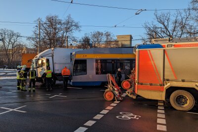 Im Leipziger Zentrum kam es am Freitag zu einem Verkehrsunfall zwischen einer Straßenbahn und einem LKW. Foto: Christian Grube
