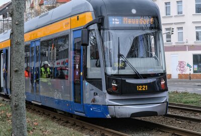 Unfall mit Straßenbahn in Leipzig: Zwei Personen verletzt - Am Montagnachmittag kam es in Leipzig zu einem Verkehrsunfall zwischen einer Straßenbahn und einem PKW. Foto: Christian Grube