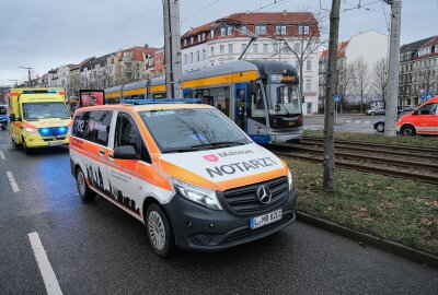 Unfall mit Straßenbahn in Leipzig: Zwei Personen verletzt - Am Montagnachmittag kam es in Leipzig zu einem Verkehrsunfall zwischen einer Straßenbahn und einem PKW. Foto: Christian Grube