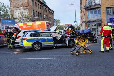 Unfall mit Streifenwagen: Polizistin im Auto eingeklemmt - Am Polizeiwagen entstand erheblicher Sachschaden, beide Airbags lösten aus. Foto: Xcitepress