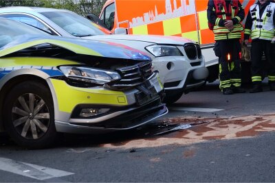 Unfall mit Streifenwagen: Polizistin im Auto eingeklemmt - Der Unfalldienst der Polizeidirektion Leipzig hat die weiteren Ermittlungen zum Unfallhergang aufgenommen. Foto: Xcitepress