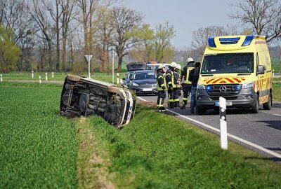 Unfall mit Taxi: Fahrer kam von der Fahrbahn ab - Taxi kam von Fahrbahn ab und kippte um, Foto: Jens Kaczmare