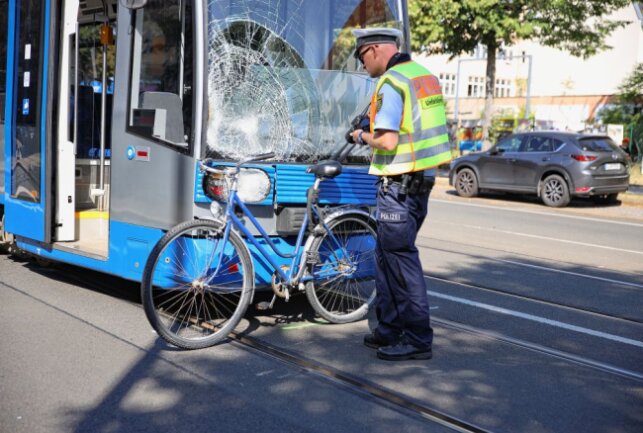 Am Dienstagmittag kam es in Leipzig an der Haltestelle "Gerichtsweg" zu einem schweren Verkehrsunfall. Foto: Christian Grube