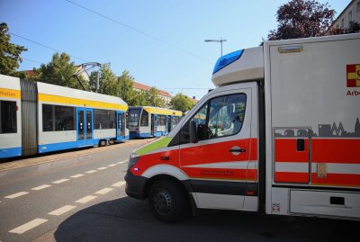 Unfall mit Tram: Frau schwer verletzt ins Krankenhaus - Am Dienstagmittag kam es in Leipzig an der Haltestelle "Gerichtsweg" zu einem schweren Verkehrsunfall. Foto: Christian Grube