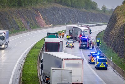 Unfall mit vier LKW: Vollsperrung auf der A17 - Vollsperrung am heutigen Montagmorgen. Foto: Marko Förster